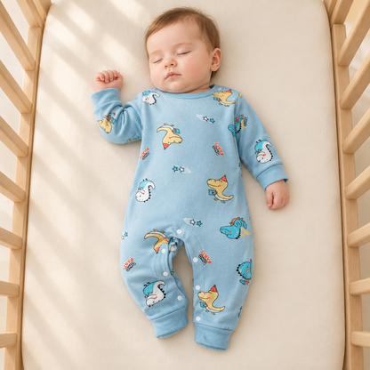 Bébé dormant sur le dos avec le pyjama bleu