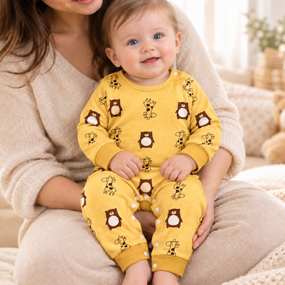 Bébé plus jeune aux yeux bleus portant le pyjama jaune